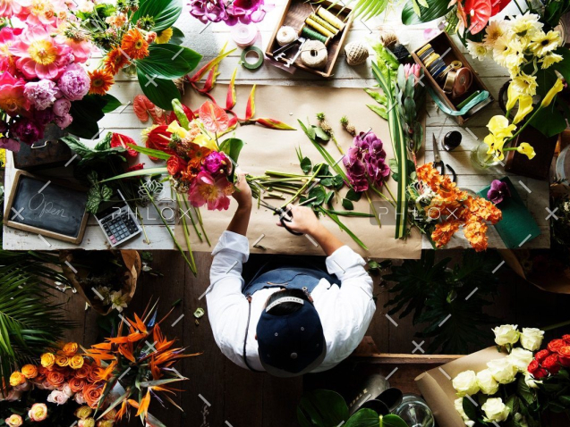 demo-attachment-144-flower-shop-business-owner-working-service-PSEGWHL